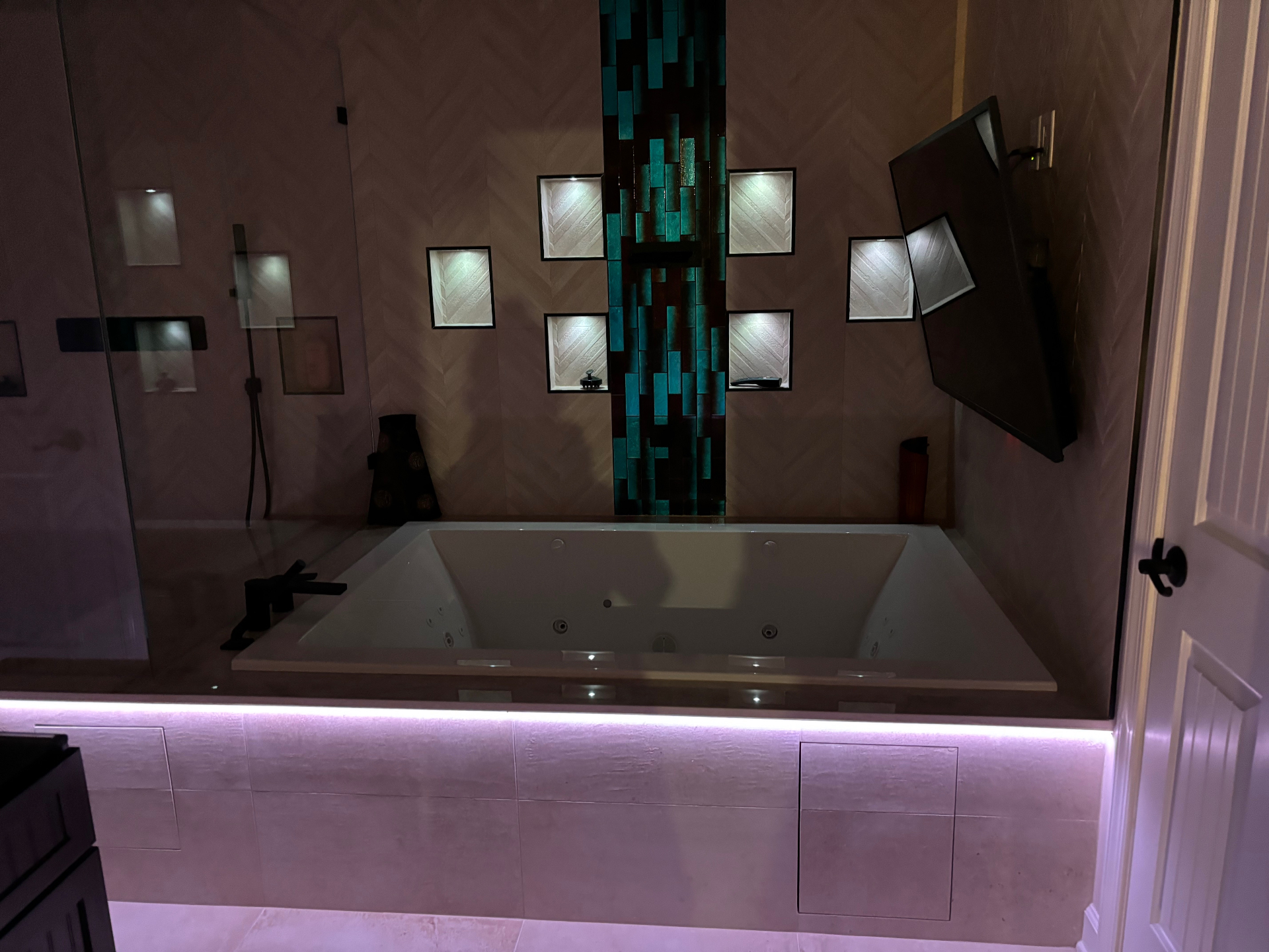 Tub Surround — Accent Tile & LED Lighting